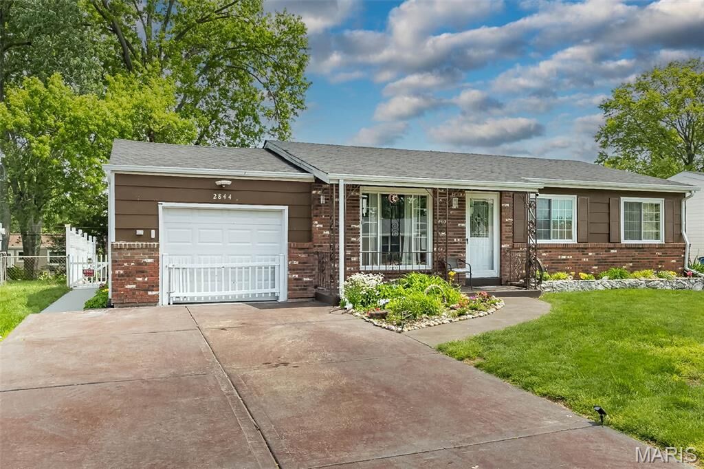 Property Photo:  2844 Sugar Tree Lane  MO 63043 