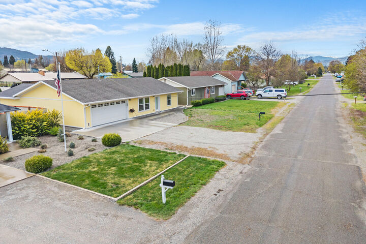 Property Photo:  430 E 9th Ave  WA 99141 