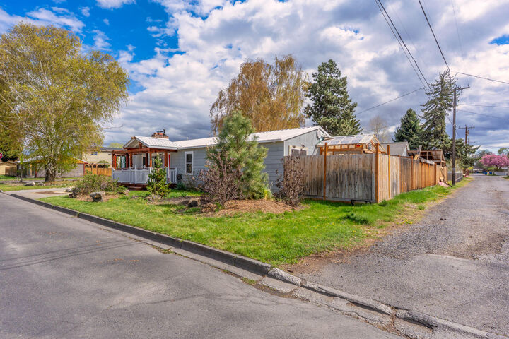 Property Photo:  1410 SW Juniper Avenue  OR 97756 