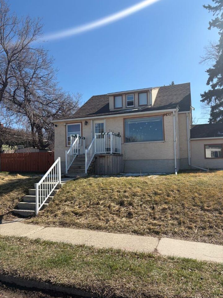 Property Photo: 712 9 Avenue S AB T1J 1T5