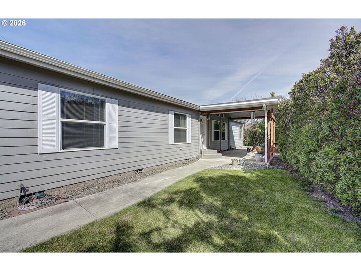 Property Photo:  1408 Clark St  OR 97065 