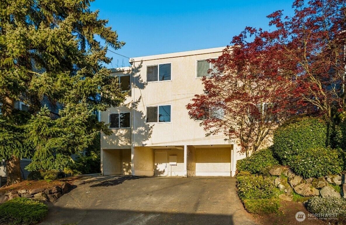Property Photo: 3626 14th Avenue W 203 WA 98119