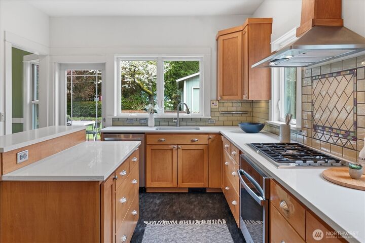 Property Photo: 6551 24th Avenue NE WA 98115