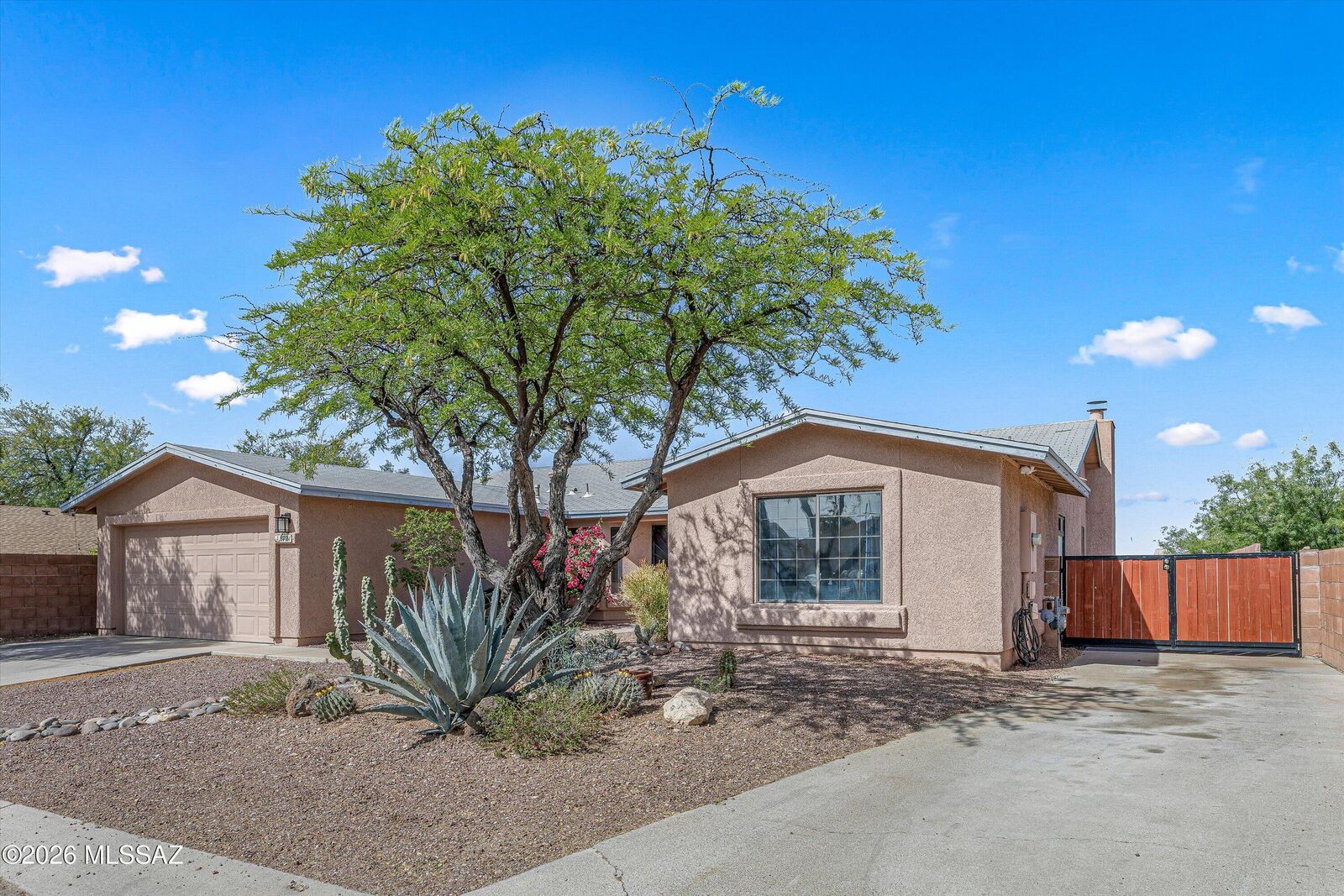 Property Photo:  8721 N Chinaberry Way  AZ 85742 