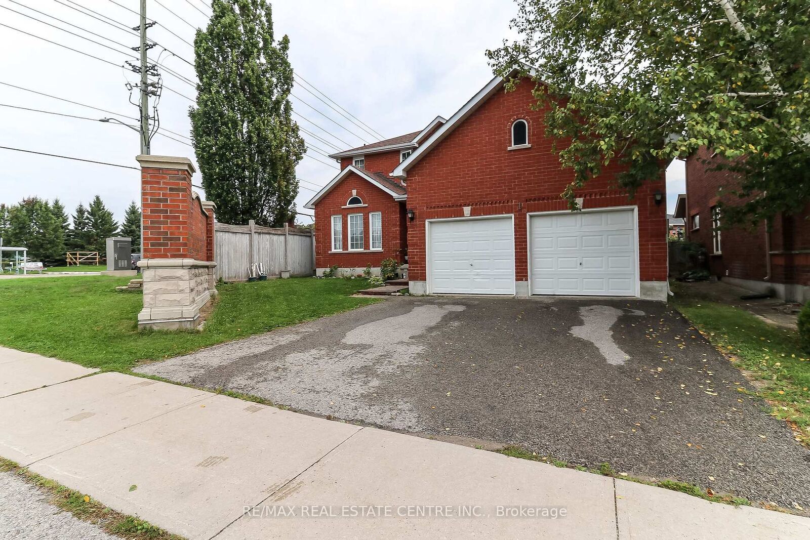 Property Photo: 1 Sandringham Drive ON L4N 0J9