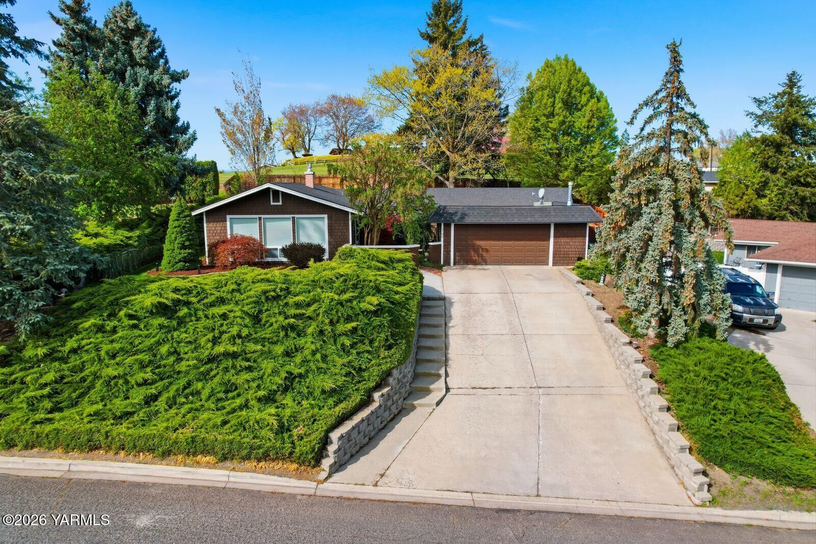 Property Photo:  1704 Conover Dr  WA 98903 