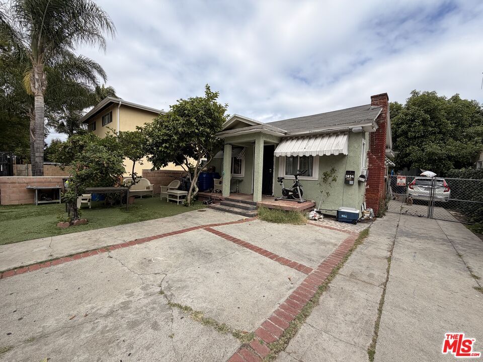 Property Photo:  1032 N Ridgewood Pl  CA 90038 