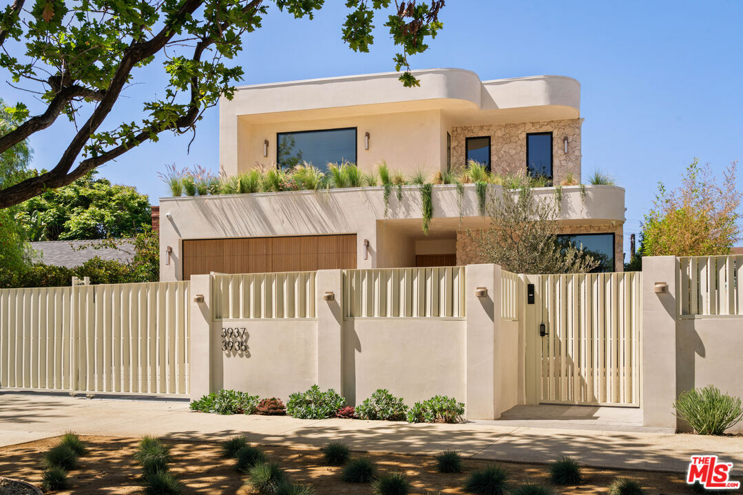 Property Photo:  3937 Marcasel Ave  CA 90066 