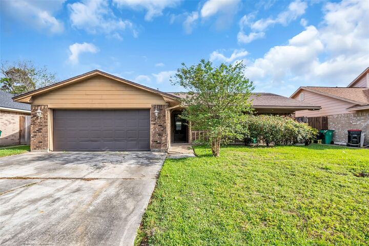 Property Photo:  700 Briarclift Lane  TX 77521 