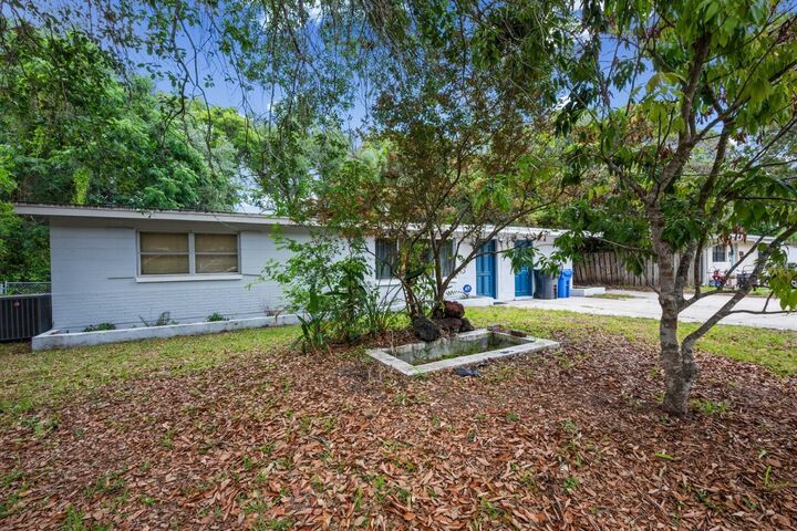 Property Photo:  924 Valmar Street  FL 33511 