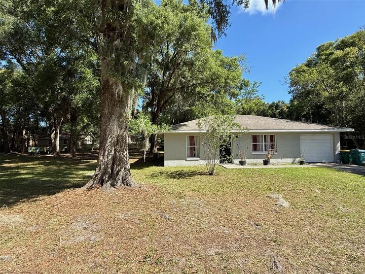 Property Photo:  719 E Georgia Avenue  FL 32724 