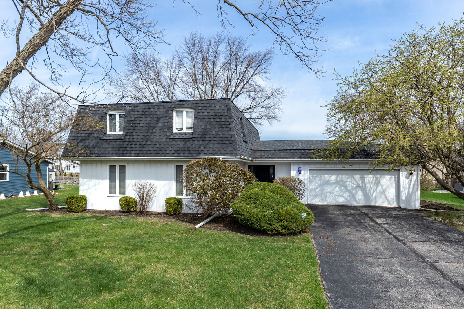 Property Photo:  2021 Alschuler Drive  IL 60506 