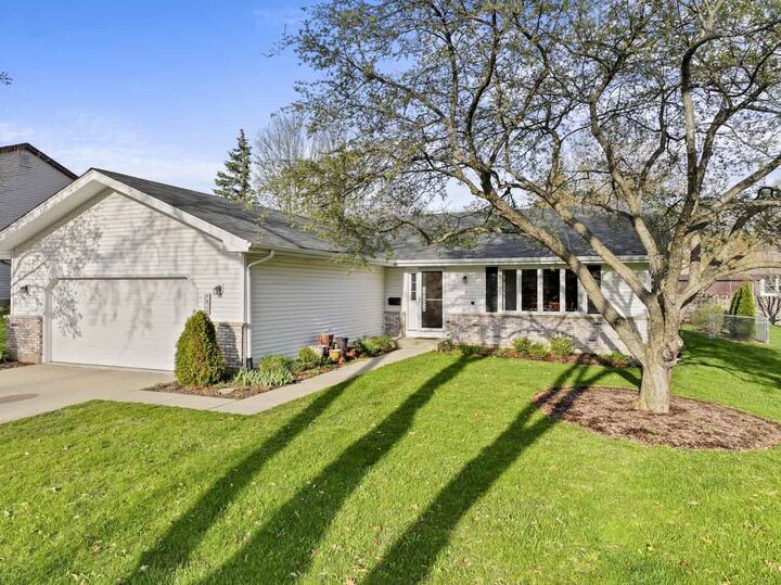 Property Photo:  815 Carriage Drive  IL 60102 