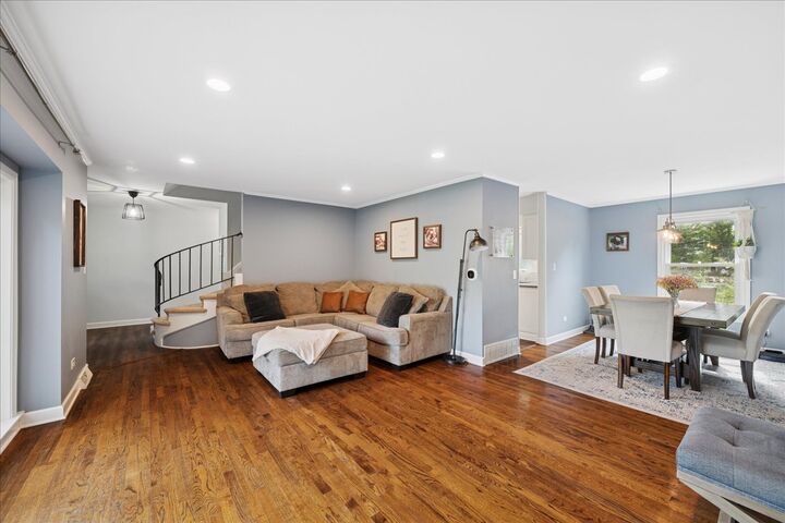 Property Photo:  481 Sussex Court  IL 60089 