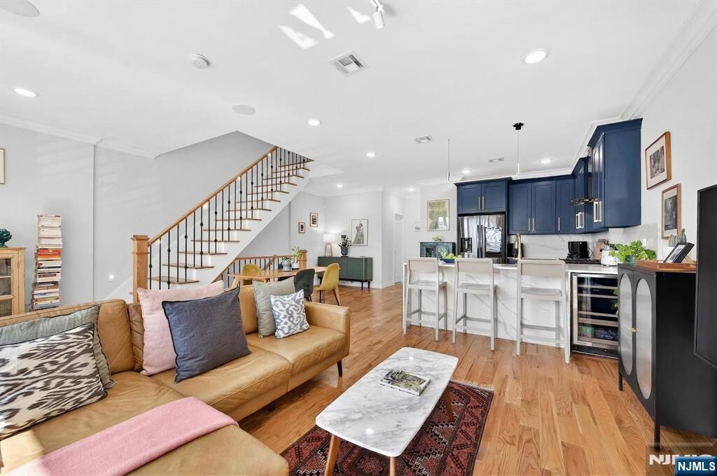 Property Photo:  865 Summit Avenue 2  NJ 07307 