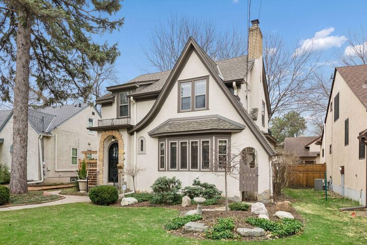 Property Photo:  1041 Thomas Avenue S  MN 55405 