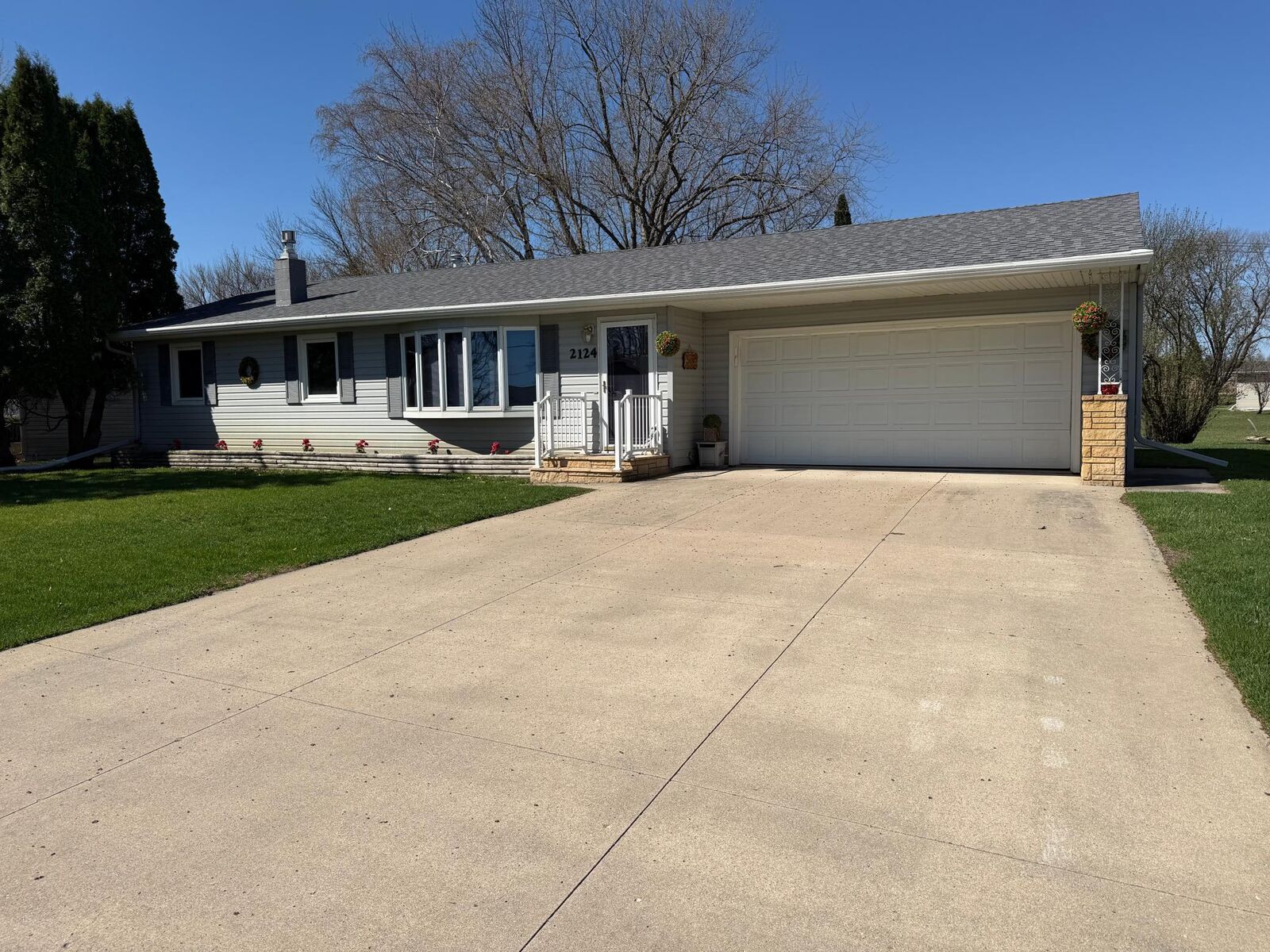 Property Photo:  2124 Kenneth Drive  MN 56007 