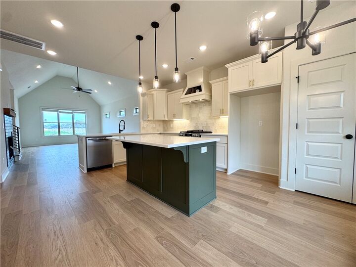 Property Photo:  3102 SW Rosemont Avenue  AR 72713 