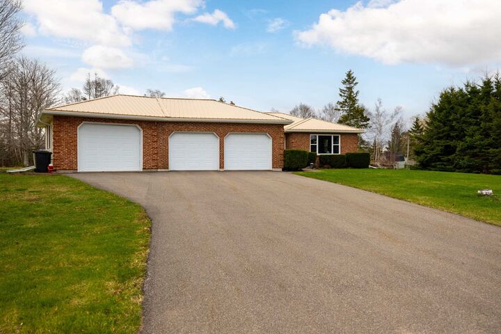 Property Photo:  4 Cudmore Lane  PE C1E 2P8 