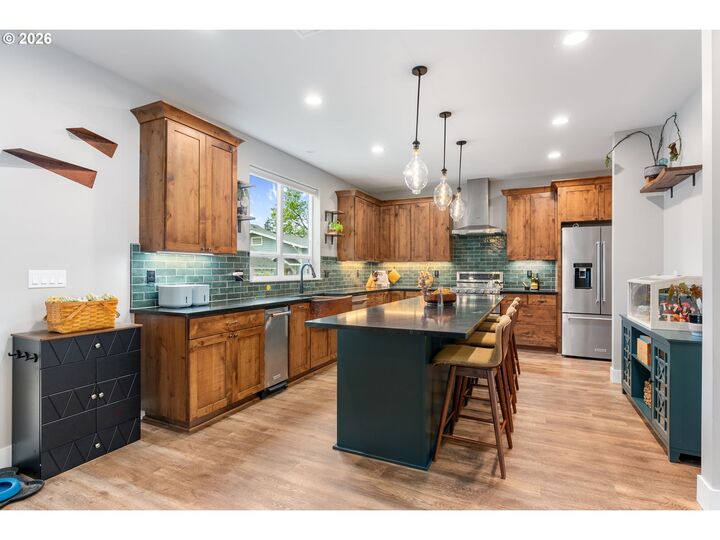 Property Photo:  1114 9th St  OR 97031 