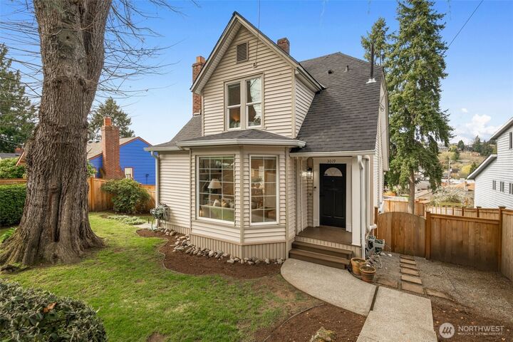 Property Photo: 3019 31st Ave W WA 98199