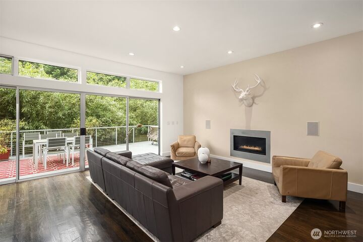 Property Photo:  1534  Hillside Drive SE  WA 98027 