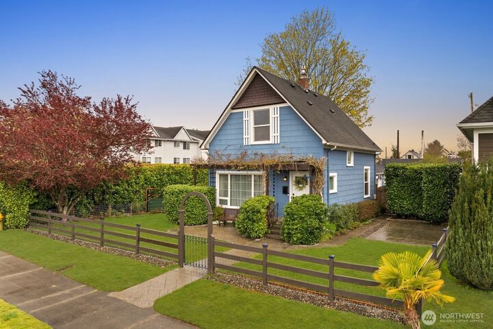 Property Photo: 1801 Rockefeller Avenue WA 98201