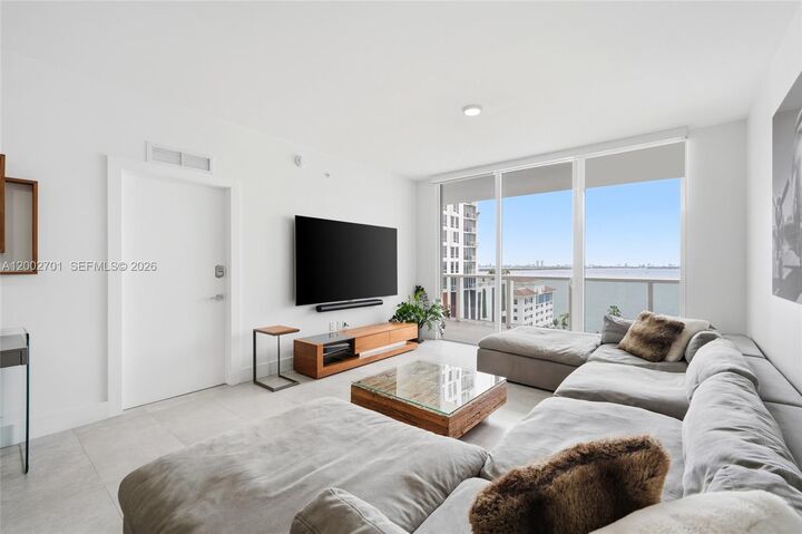 Property Photo:  600 NE 27th St 1002  FL 33137 