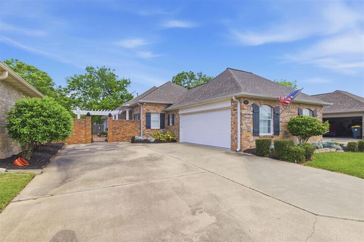 Property Photo:  204 Pecanwood Drive  LA 70605 