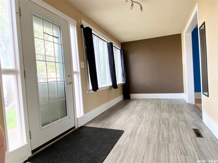 Property Photo: 3033 Dewdney Avenue SK S4Y 0Y3