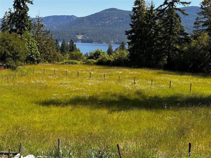 Property Photo: 1205 Cherry Point Rd BC V0R 1N2