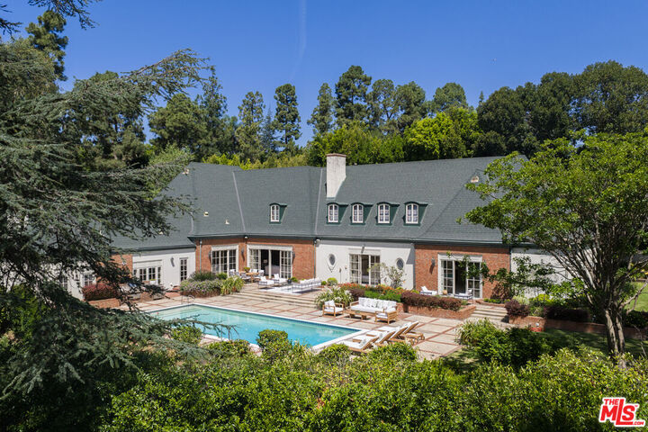 Property Photo:  1025 N Crescent Dr  CA 90210 