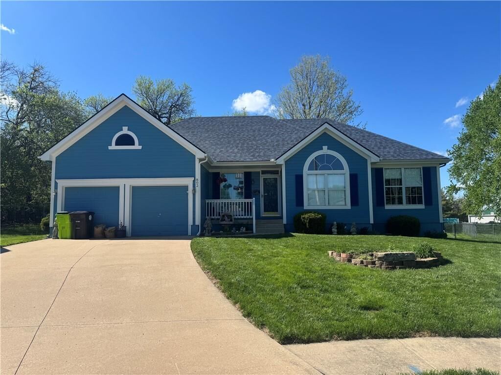 Property Photo:  802 Courtland Court  MO 64012 