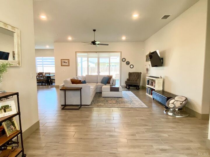Property Photo:  2404 W Bristol Lane  CA 93230 