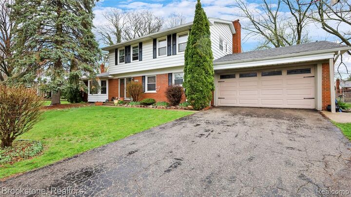 Property Photo: 36762 Harwick Court MI 48035 1143