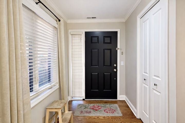 Property Photo:  805 W Wolfram Street 1  IL 60657 