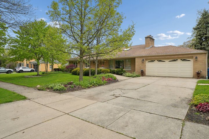 Property Photo: 459 E Ridge Avenue IL 60126