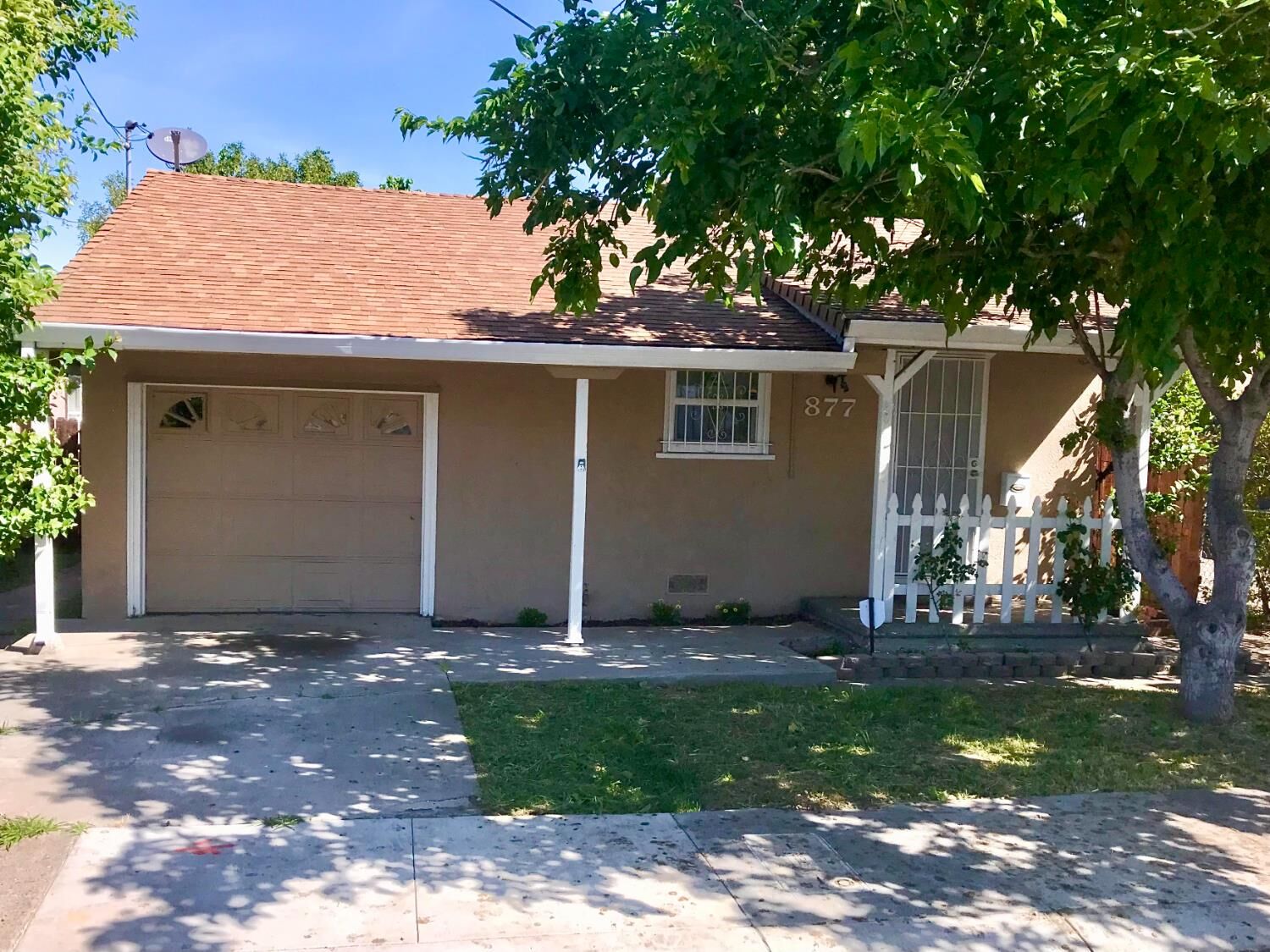 Property Photo:  877 Eleanor Avenue  CA 95815 