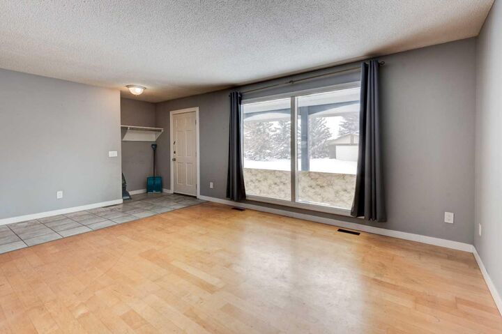 Property Photo:  1071 Maitland Drive NE  AB T2A 5K1 