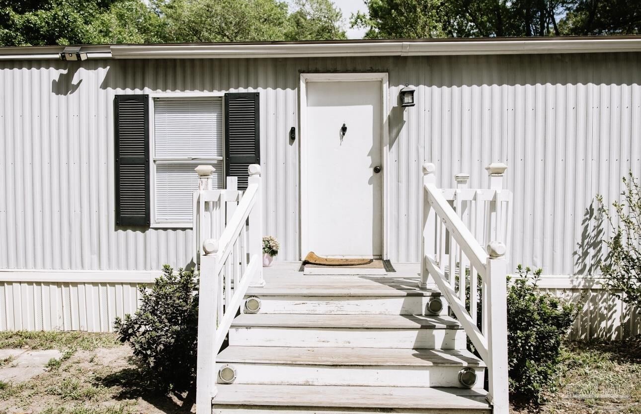 Property Photo: 1728 Amanda Ln FL 32533