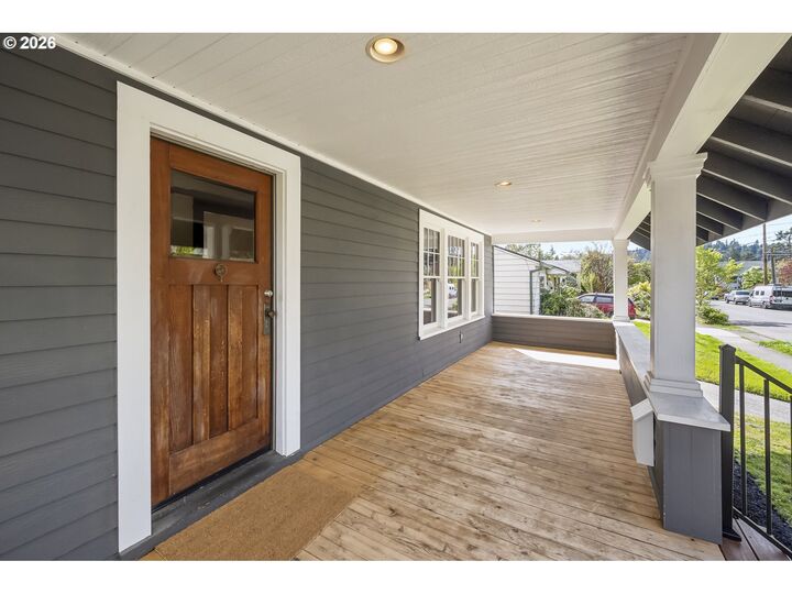 Property Photo:  1020 NE 71st Ave  OR 97213 