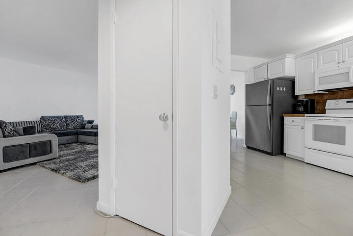 Property Photo:  5749 Camino Del Sol 404  FL 33433 