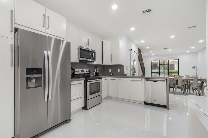 Property Photo:  4204 Vineyard Circle 2  FL 33332 