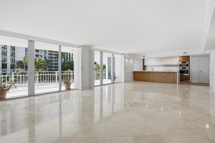 Property Photo:  600 Grapetree Dr 4bs  FL 33149 