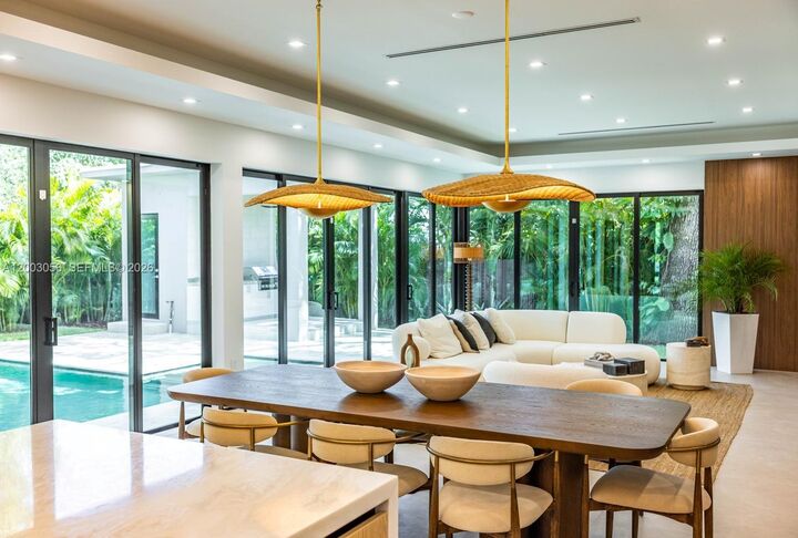 Property Photo:  824 NE 111th St  FL 33161 