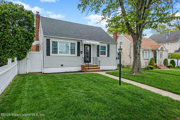 Property Photo:  381 Lathrop Avenue  NY 10302 