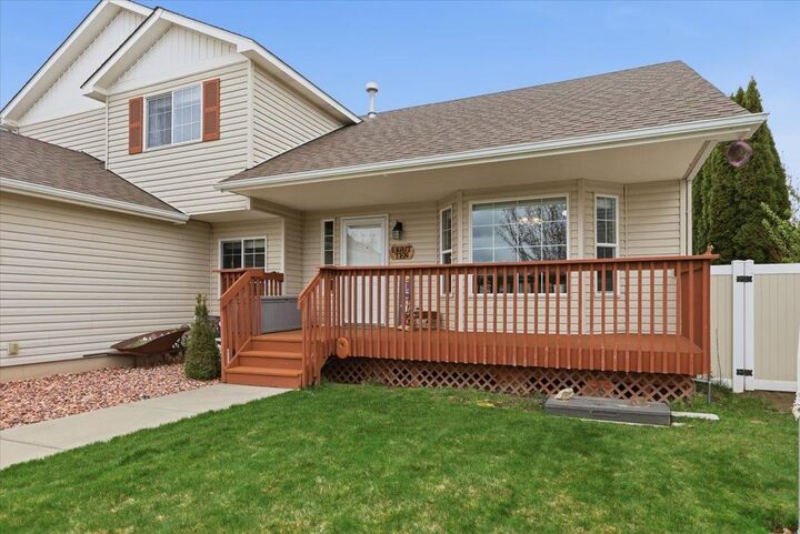 Property Photo:  810 E Collin Ave  WA 99022 