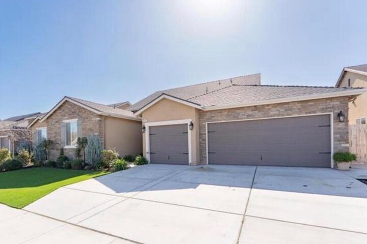 Property Photo:  2241 E Monte Verde Court  CA 93292 