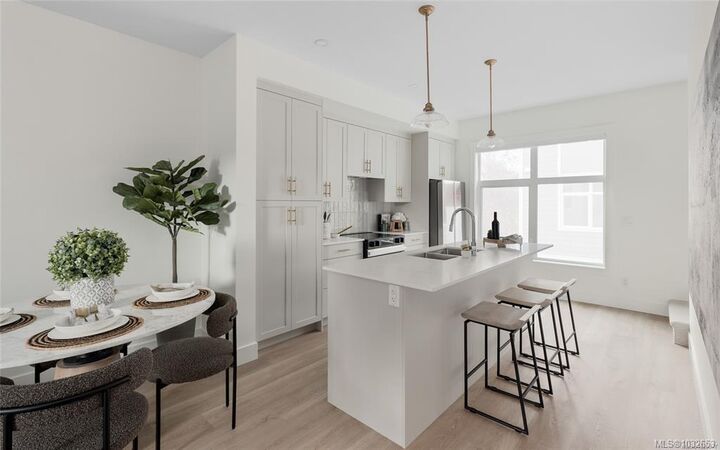 Property Photo: 2536 Shelbourne St #11 BC V8R 4L5