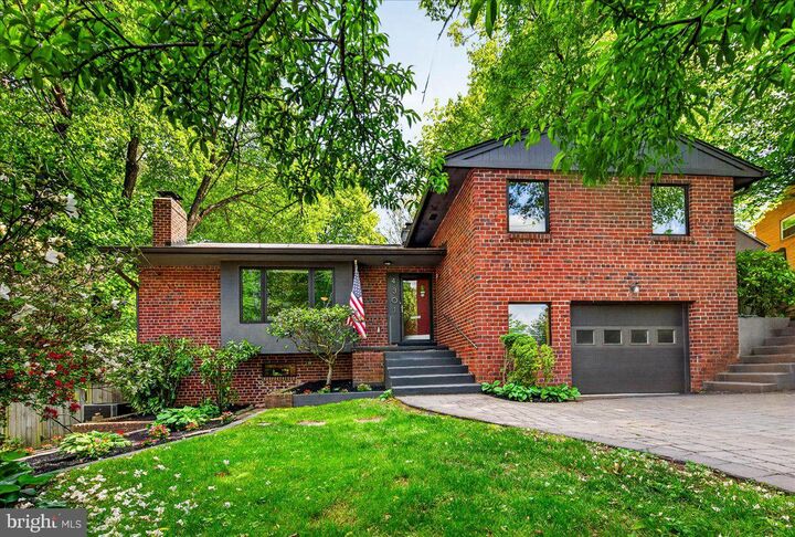 Property Photo:  4301 37th Road N  VA 22207 
